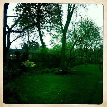 Boutique Bijoux Garden Flat In Vibrant Oval