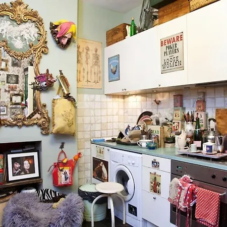 Boutique Bijoux Garden Flat In Vibrant Oval *