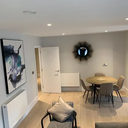 Heathrow North By Charles Hope Apartment *