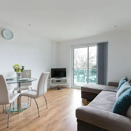 Skyvillion - Cozy In Town With Free Parking & Wifi * Enfield