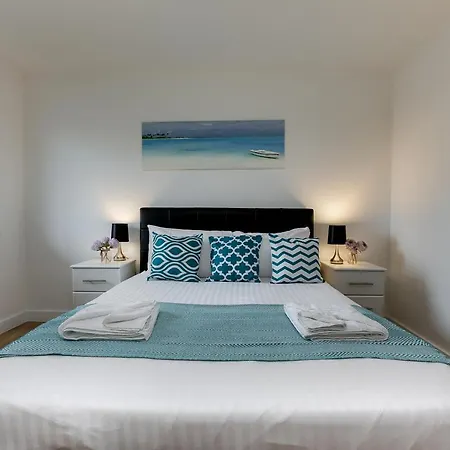 Skyvillion - Cozy In Town With Free Parking & Wifi