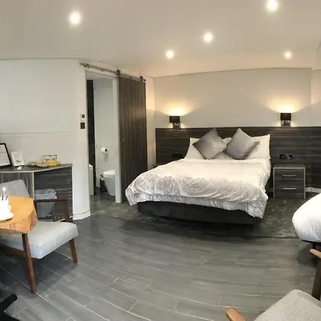 The Watersedge, Canal 4*