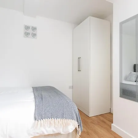 Skyvillion - Cozy In Town With Free Parking & Wifi Apartment
