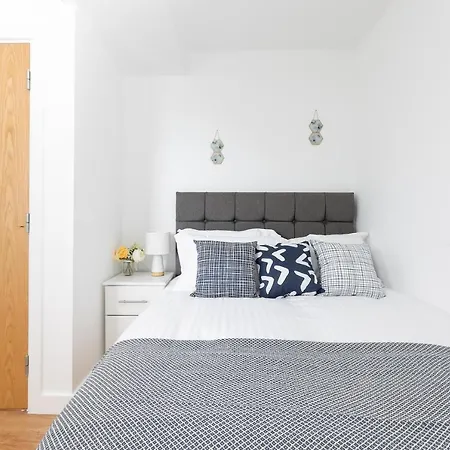 Skyvillion - Cozy In Town With Free Parking & Wifi Apartment