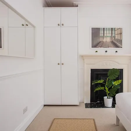 Stylish & Modern 3 Bed Flat In Nw With Garden London