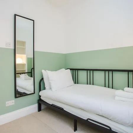 Stylish & Modern 3 Bed Flat In Nw With Garden *