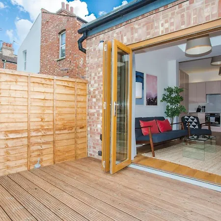 Stylish & Modern 3 Bed Flat In Nw With Garden * London