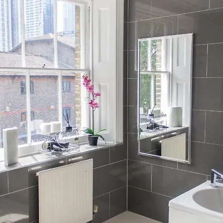 Mansion House With Spacious Close To Excel And Canarywharf Aparthotel London