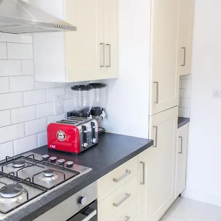 Mansion House With Spacious Close To Excel And Canarywharf Aparthotel London