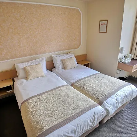 Lancaster Hall 3*