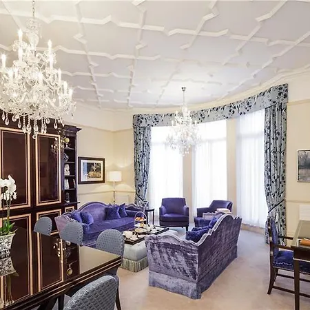 Daire The By The Sloane Club Londra