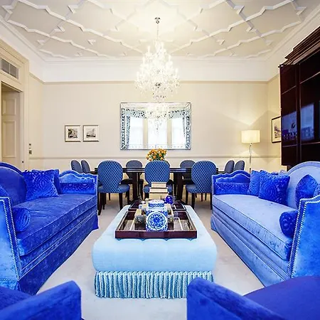 The By The Sloane Club * Londra