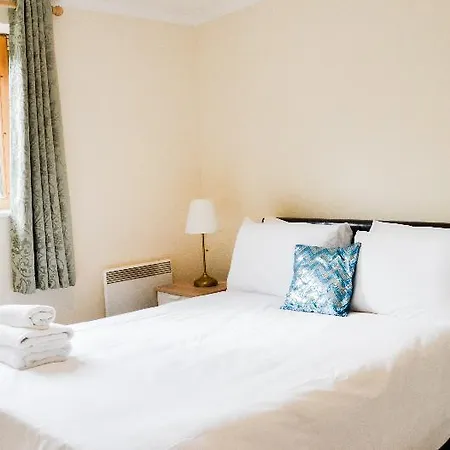 Oyo 139 Meridian Place 2 Bed Hotel