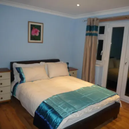 Three Bedroom Flat, Camborne Avenue W13 Holiday home