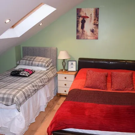 Three Bedroom Flat, Camborne Avenue W13 * London