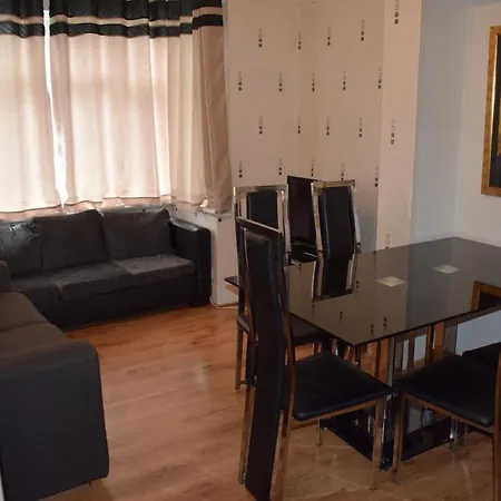 Three Bedroom Flat, Camborne Avenue W13 London