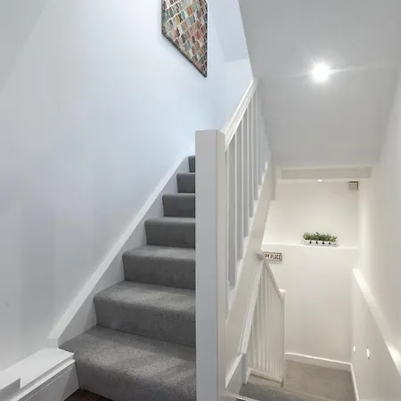 Beautiful In Gorgeous Location Apartment