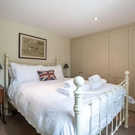 Traditional Fulham Close To The River Thames By Underthedoormat Apartment London