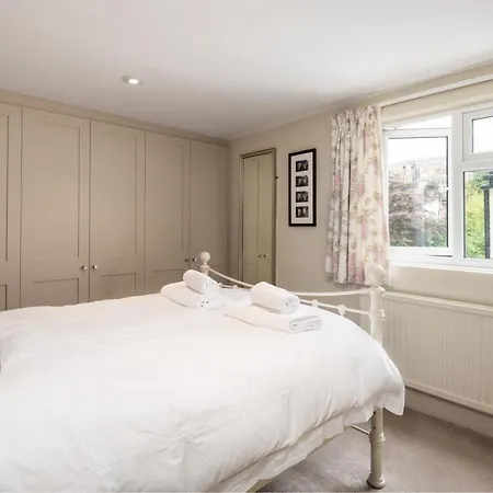 Traditional Fulham Close To The River Thames By Underthedoormat