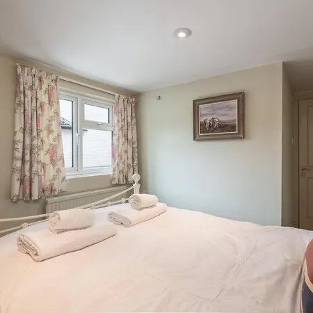Traditional Fulham Close To The River Thames By Underthedoormat Apartment