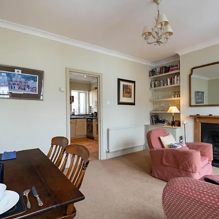 Traditional Fulham Close To The River Thames By Underthedoormat Apartment London