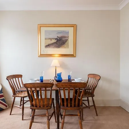Apartment Traditional Fulham Close To The River Thames By Underthedoormat