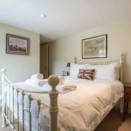 Traditional Fulham Close To The River Thames By Underthedoormat Apartment