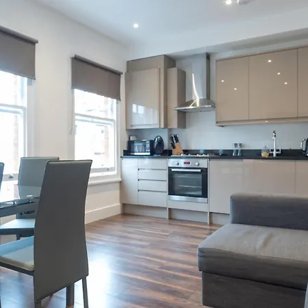 Beautiful In Gorgeous Location Apartment *