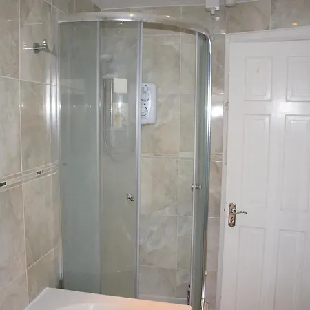 Holiday home Three Bedroom Flat, Camborne Avenue W13
