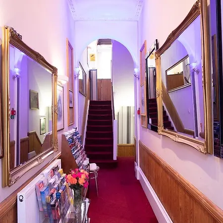 Boston Court 3*
