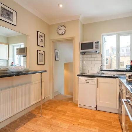 Apartment Traditional Fulham Close To The River Thames By Underthedoormat