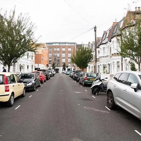 Traditional Fulham Close To The River Thames By Underthedoormat
