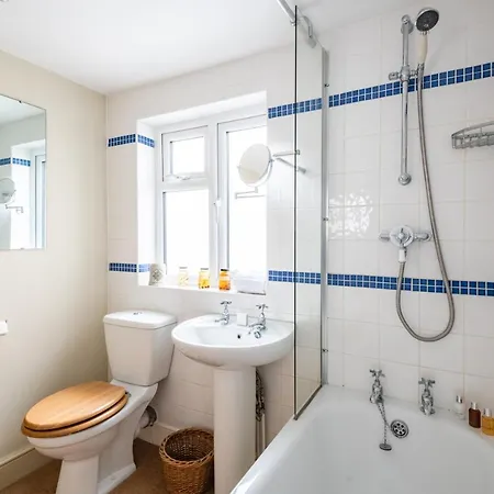 Traditional Fulham Close To The River Thames By Underthedoormat Apartment London