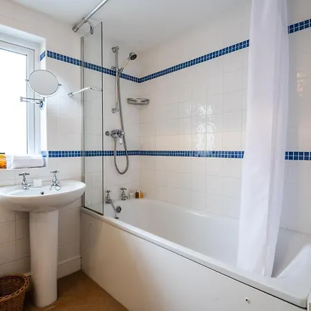 Traditional Fulham Close To The River Thames By Underthedoormat London