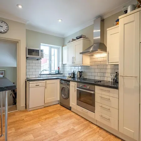 Traditional Fulham Close To The River Thames By Underthedoormat *