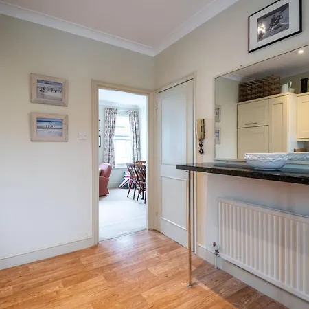 Traditional Fulham Close To The River Thames By Underthedoormat Apartment London
