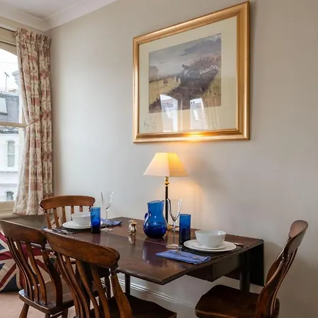 Apartment Traditional Fulham Close To The River Thames By Underthedoormat *