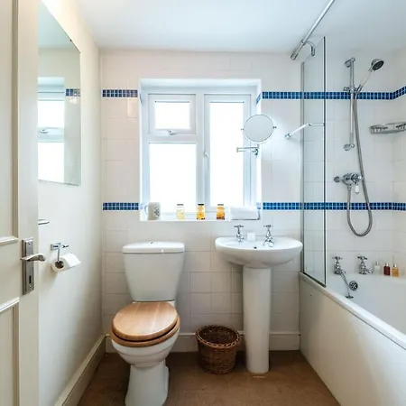 Traditional Fulham Close To The River Thames By Underthedoormat Apartment London