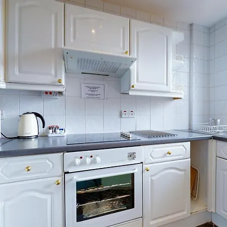 Aparthotel Hertford Court 3*