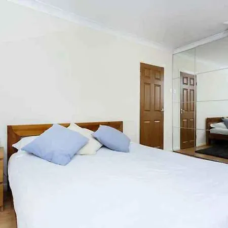 Veeve - A Little Apartment *