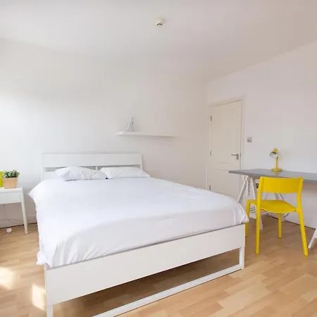 Tooting Broadway & By Dc 5* Londyn