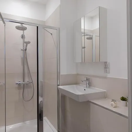 - Luxury And Spacious With Balcony *