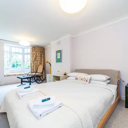Kynance Mews Rustic And Unique Three Bedroom Mews House With A Private Courtyard London