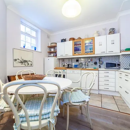 Kynance Mews Rustic And Unique Three Bedroom Mews House With A Private Courtyard Holiday home London