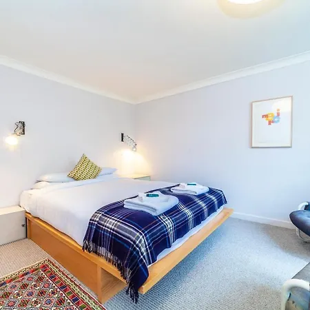 Holiday home Kynance Mews Rustic And Unique Three Bedroom Mews House With A Private Courtyard London