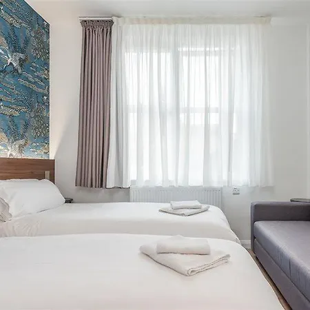 Queens Drive At Finsbury Park 3* London