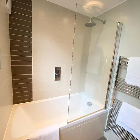 Next To Victoria Station Apartment London