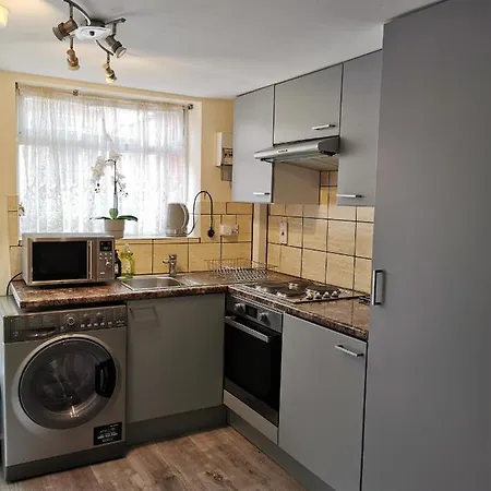 Palaz 1 - 2 Bedroom Garden Flat Edmonton