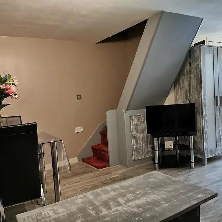 Palaz 1 - 2 Bedroom Garden Flat Apartment Edmonton