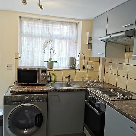 Palaz 1 - 2 Bedroom Garden Flat * Edmonton